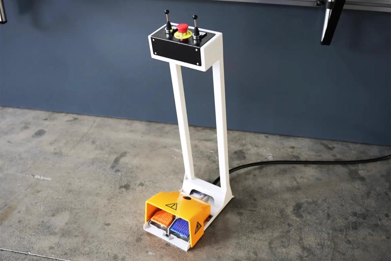 Pedal con joystick integrado